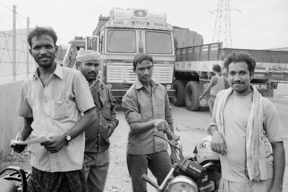 truckers, india, leica, summarit, film, analog, kodak, trix400, street photography
