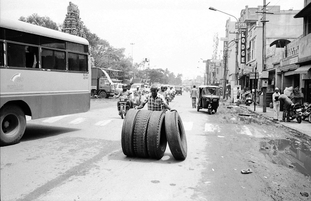 street photography, india, bangalore, rolling tires, kodak, leica, summarit