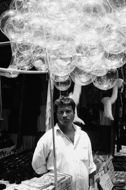 bubble man, leica, street photography, black and white, kodak, trix, summarit,