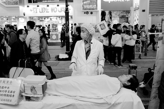 protest, hong kong, travel, wanderlust, travel blog, street photography, black and white, fujifilm x100t, falun gong, organ harvesting