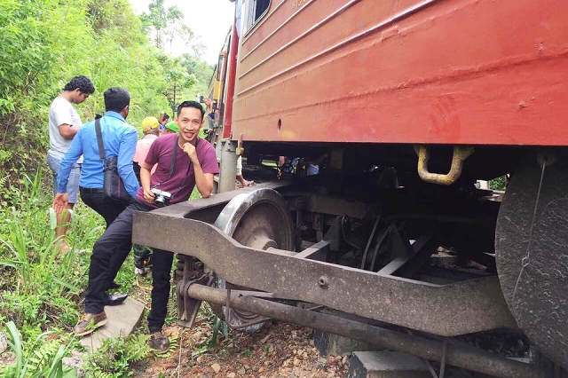 train derail in sri lanka, random facts about sri lanka, travel sri lanka, travel bog singapore