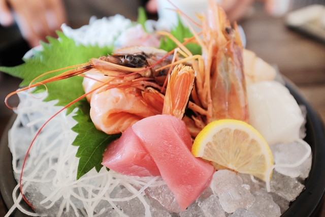 nakanoshima fish market osaka, sashimi bowl, nakanoshima fishing port, nakanoshima fish market, review of nakanoshima fish port, osaka, japan travels, japan campervan adventures, japancampers, tuna, salmon, squid, prawn, 