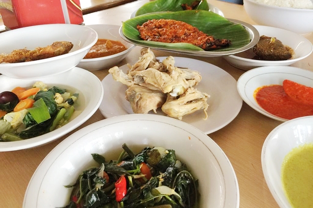 lamun ombak padang, padang food, review of lamun ombak, delicious padang food, travel blog singapore, padang travel 