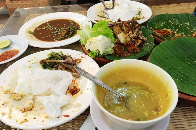 ayam penyet ria review, Padang Travel