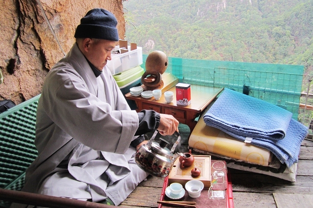 buddhist monk offering tea, seoraksan national park, travel blog singapore, travel to south korea, 