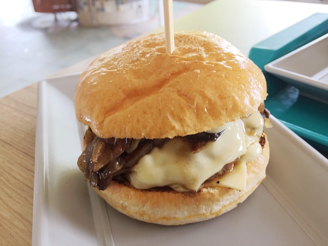 deluxe beef burger burgernomics